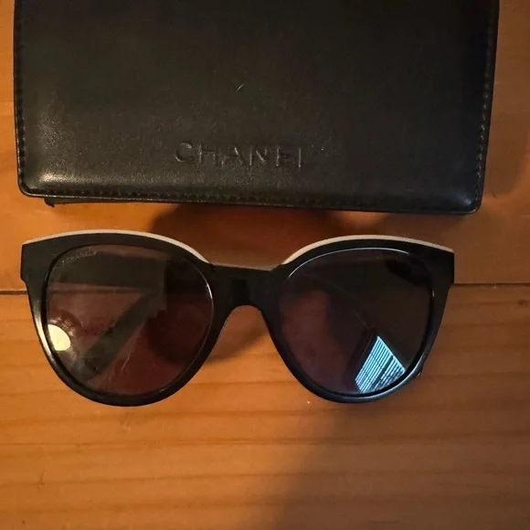 Chanel butterfly Black Sunglasses - Picture 4 of 7
